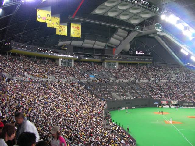 1塁側内野スタンドの風景